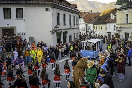 Pustno rajanje v Kamniku se začenja s kurenti in nadaljuje s kamniškim karnevalom (14)